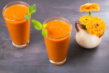 Meyve ve meyve güler yüzlü, muzlu süt