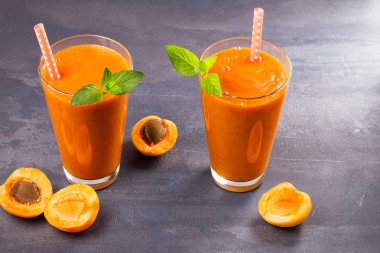 Meyve ve meyve güler yüzlü, muzlu süt