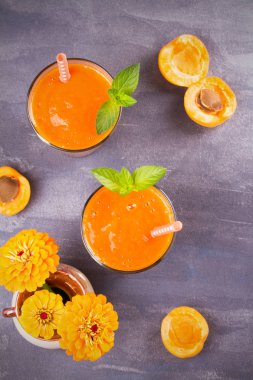 Meyve ve meyve güler yüzlü, muzlu süt