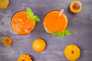 Meyve ve meyve güler yüzlü, muzlu süt