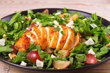 Tavuk, üzüm, roka, peynir ve ceviz salata