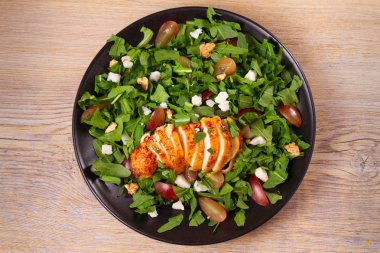 Tavuk, üzüm, roka, peynir ve ceviz salata