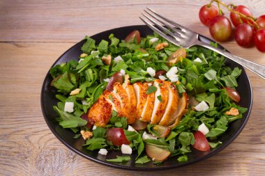 Tavuk, üzüm, roka, peynir ve ceviz salata