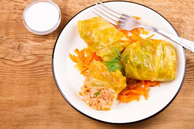 Etli lahana dolması bırakır. Etli lahana rulo; pirinç ve sebze
