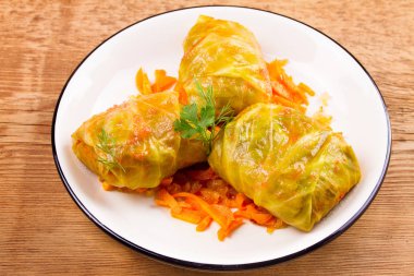 Etli lahana dolması bırakır. Etli lahana rulo; pirinç ve sebze