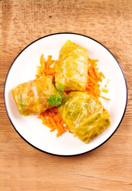 Etli lahana dolması bırakır. Etli lahana rulo; pirinç ve sebze