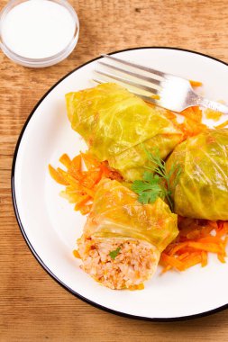 Etli lahana dolması bırakır. Etli lahana rulo; pirinç ve sebze