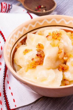 Köfte, patates ile dolu ve kızarmış soğan ile servis edilir. Varenyky, vareniki, pierogi, pyrohy - Doğu Avrupa'nın popüler çanak