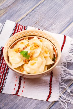 Köfte, patates ile dolu ve kızarmış soğan ile servis edilir. Varenyky, vareniki, pierogi, pyrohy - Doğu Avrupa'nın popüler çanak