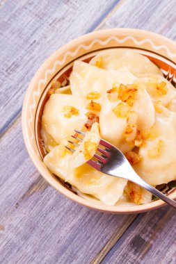 Köfte, patates ile dolu ve kızarmış soğan ile servis edilir. Varenyky, vareniki, pierogi, pyrohy - Doğu Avrupa'nın popüler çanak