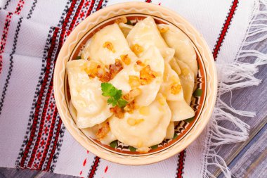 Köfte, patates ile dolu ve kızarmış soğan ile servis edilir. Varenyky, vareniki, pierogi, pyrohy - Doğu Avrupa'nın popüler çanak