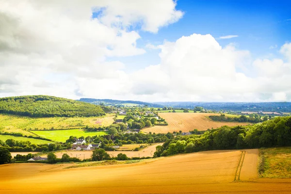 Çayır ve gökyüzü ile kırsal manzara. Saman balya veya saman tarım alanları