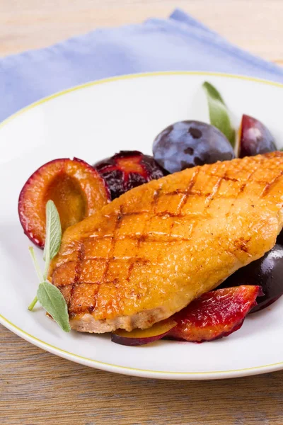 Ördek göğsü Erik ve adaçayı ile