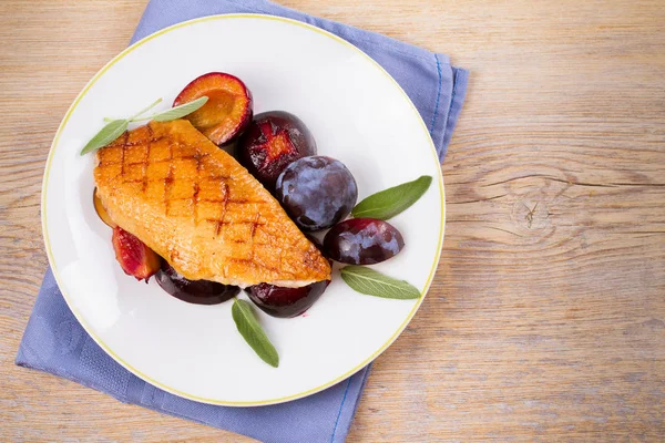 Duck breast with plums and sage — Stock Photo, Image