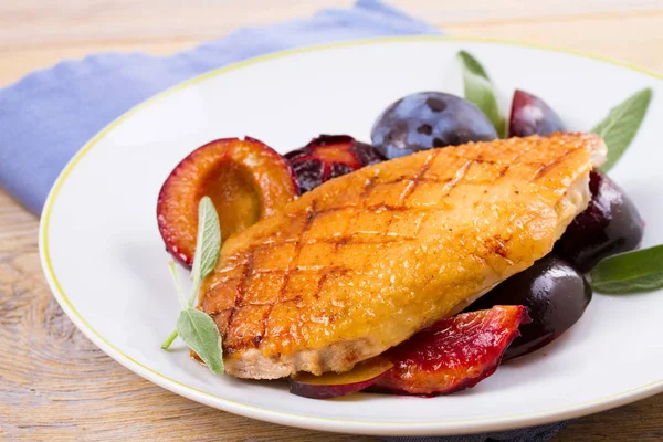 Ördek göğsü Erik ve adaçayı ile