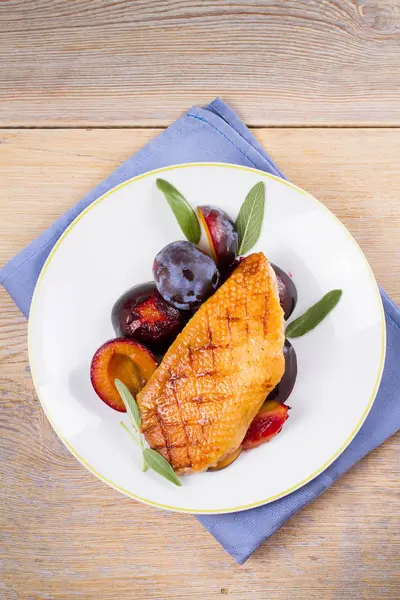 Ördek göğsü Erik ve adaçayı ile