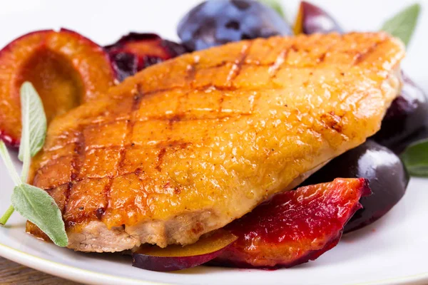 Ördek göğsü Erik ve adaçayı ile