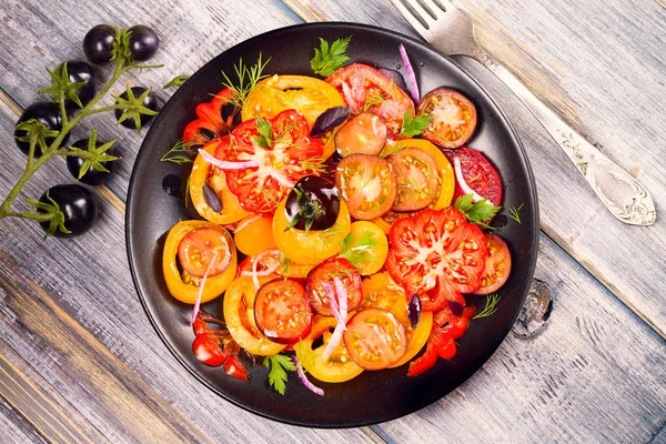 Domates, fesleğen, maydanoz, dereotu ve soğan salata