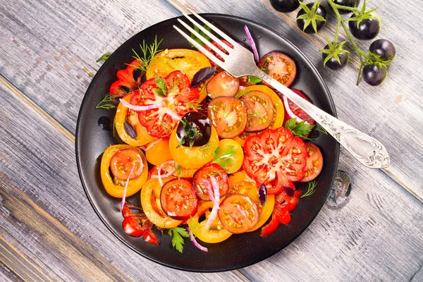 Domates, fesleğen, maydanoz, dereotu ve soğan salata