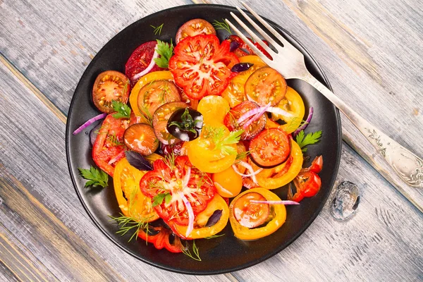 Domates, fesleğen, maydanoz, dereotu ve soğan salata