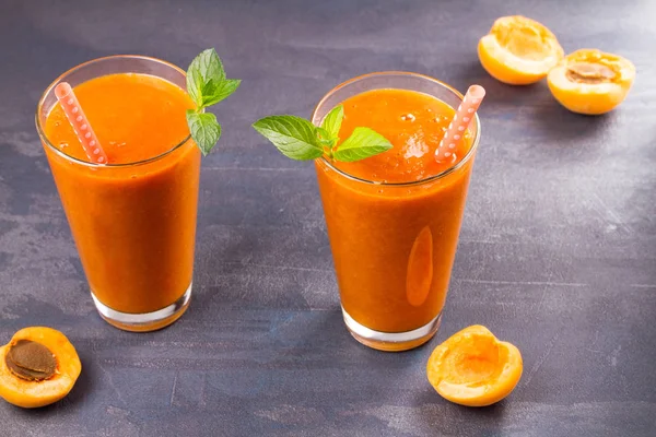 Meyve ve meyve güler yüzlü, muzlu süt