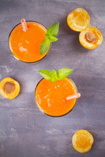 Meyve ve meyve güler yüzlü, muzlu süt