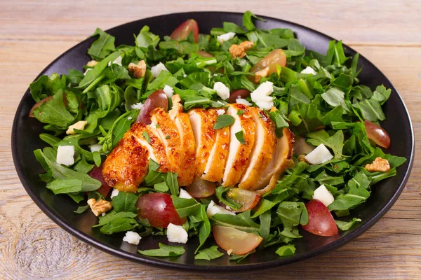 Tavuk, üzüm, roka, peynir ve ceviz salata