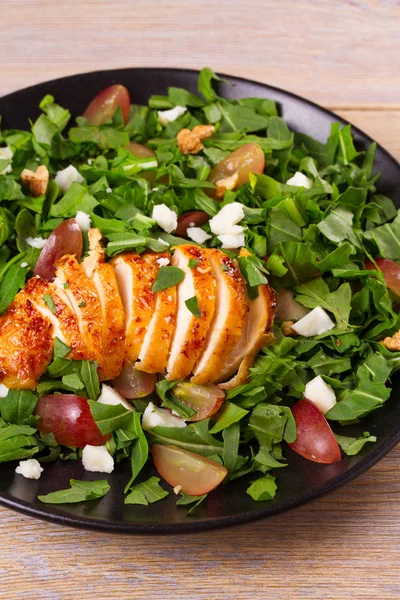 Tavuk, üzüm, roka, peynir ve ceviz salata