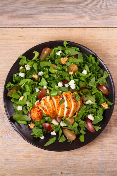 Tavuk, üzüm, roka, peynir ve ceviz salata