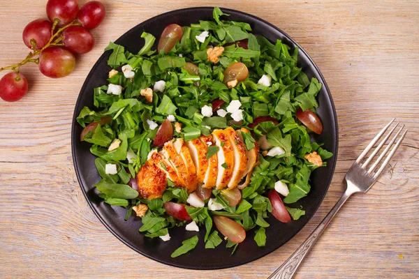 Chicken, grape, arugula, cheese and walnuts salad — Stock Photo, Image