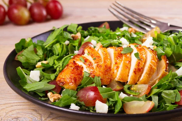 Tavuk, üzüm, roka, peynir ve ceviz salata