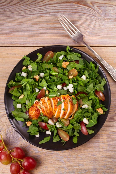 Tavuk, üzüm, roka, peynir ve ceviz salata