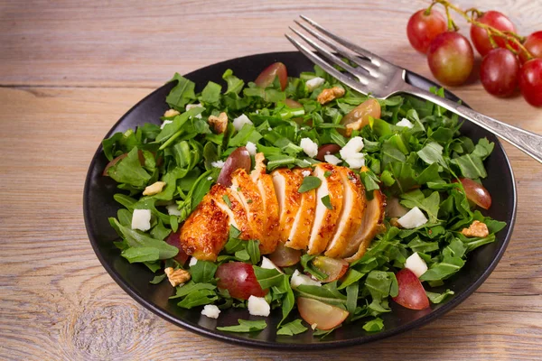 Tavuk, üzüm, roka, peynir ve ceviz salata