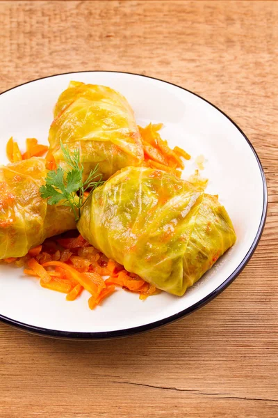 Etli lahana dolması bırakır. Etli lahana rulo; pirinç ve sebze