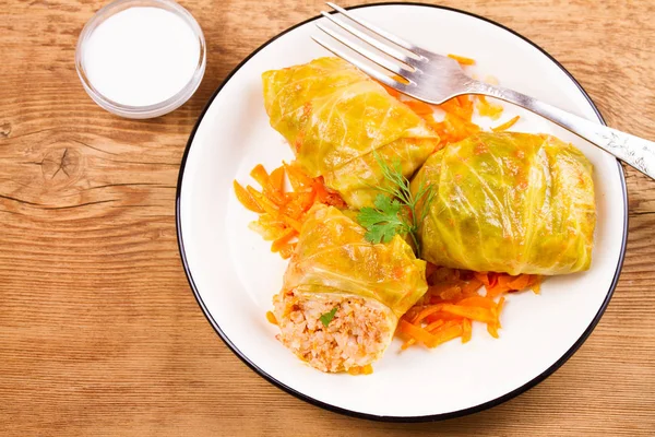 Etli lahana dolması bırakır. Etli lahana rulo; pirinç ve sebze