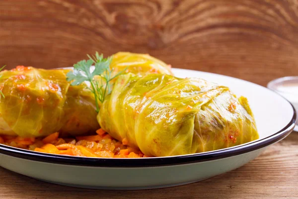 Etli lahana dolması bırakır. Etli lahana rulo; pirinç ve sebze