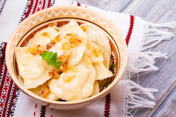 Köfte, patates ile dolu ve kızarmış soğan ile servis edilir. Varenyky, vareniki, pierogi, pyrohy - Doğu Avrupa'nın popüler çanak — Stok fotoğraf