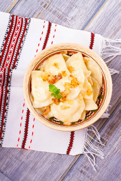 Dumplings, filled with potato and served with fried onion. Varenyky, vareniki, pierogi, pyrohy - popular dish in East Europe — Stock Photo, Image