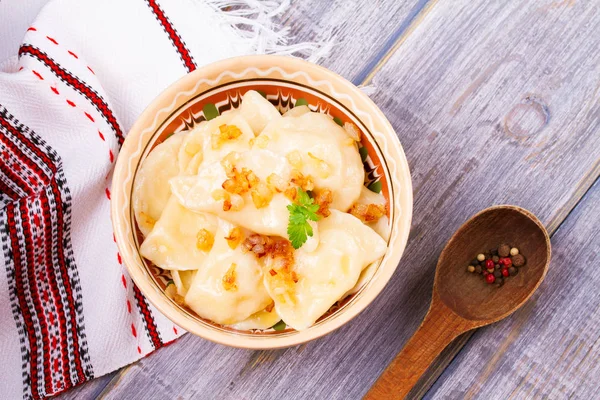 Bolinhos, cheios de batata e servidos com cebola frita. Varenyky, vareniki, pierogi, pyrohy - prato popular na Europa Oriental — Fotografia de Stock