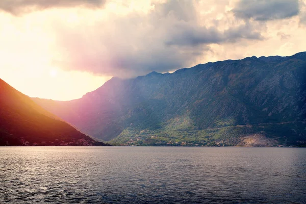Deniz ve dağ manzarası muhteşem manzarası. Deniz manzara