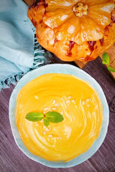 Bir kapta krem kabak (veya butternut squash) çorbası — Stok fotoğraf