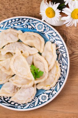 Köfte, sığır eti ile dolu. Varenyky, vareniki, pierogi, pyrohy - Doğu Avrupa'nın popüler çanak