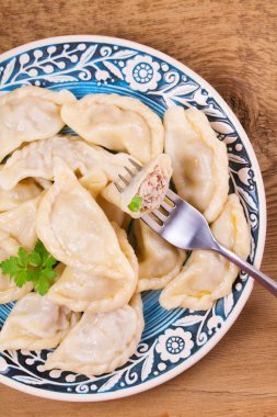 Köfte, sığır eti ile dolu. Varenyky, vareniki, pierogi, pyrohy - Doğu Avrupa'nın popüler çanak