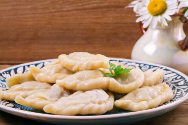 Köfte, sığır eti ile dolu. Varenyky, vareniki, pierogi, pyrohy - Doğu Avrupa'nın popüler çanak