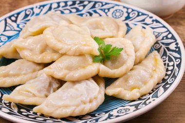 Köfte, sığır eti ile dolu. Varenyky, vareniki, pierogi, pyrohy - Doğu Avrupa'nın popüler çanak