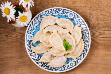 Köfte, sığır eti ile dolu. Varenyky, vareniki, pierogi, pyrohy - Doğu Avrupa'nın popüler çanak