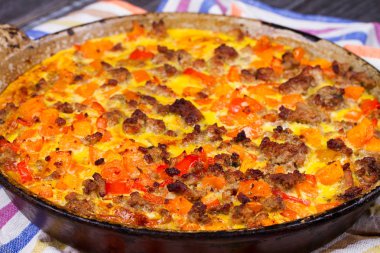 Frittata - kızarmış dövülmüş yumurta, kabak (veya butternut squash), sosis ve kırmızı biber ile yapılan çanak