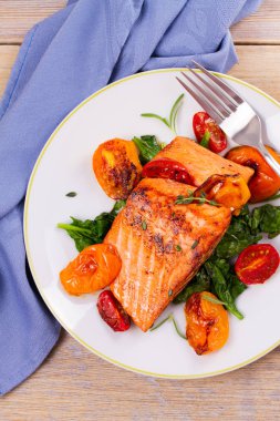 Ispanak, domates ve otlar ile Somon fileto