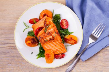 Ispanak, domates ve otlar ile Somon fileto