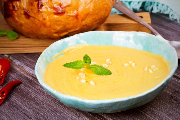Creamy pumpkin (or butternut squash) soup in a bowl — Stock Photo, Image
